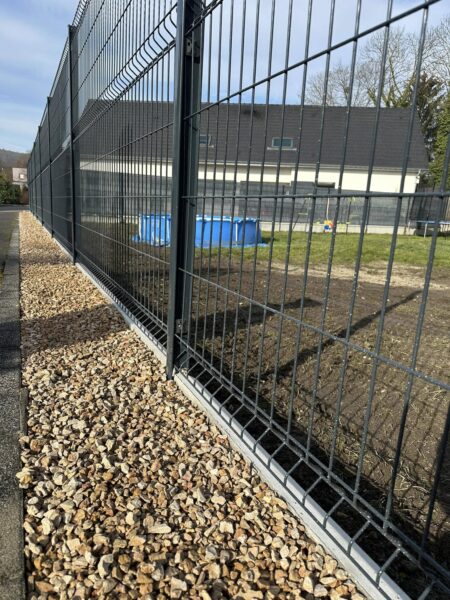 Chantier Tagolsheim enlèvement d’un vieux mur pour remplacement avec une clôture de 1m73 sur bordure de 50 avec 10/14 jaune de finition