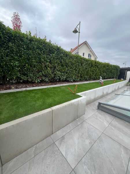 Mur en L, dallage et pose de gazon