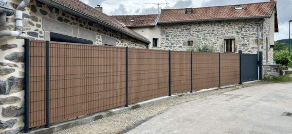 Clôture brune