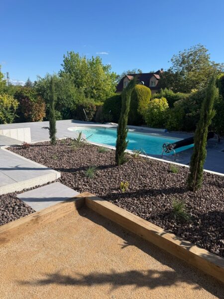 Terrain de pétanque et terrasse